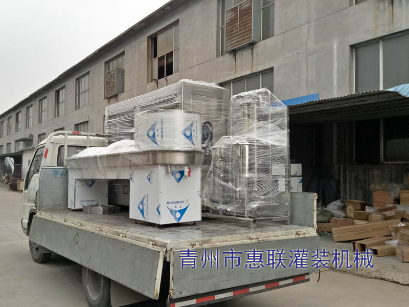 白酒灌裝機流水線設備發往貴州